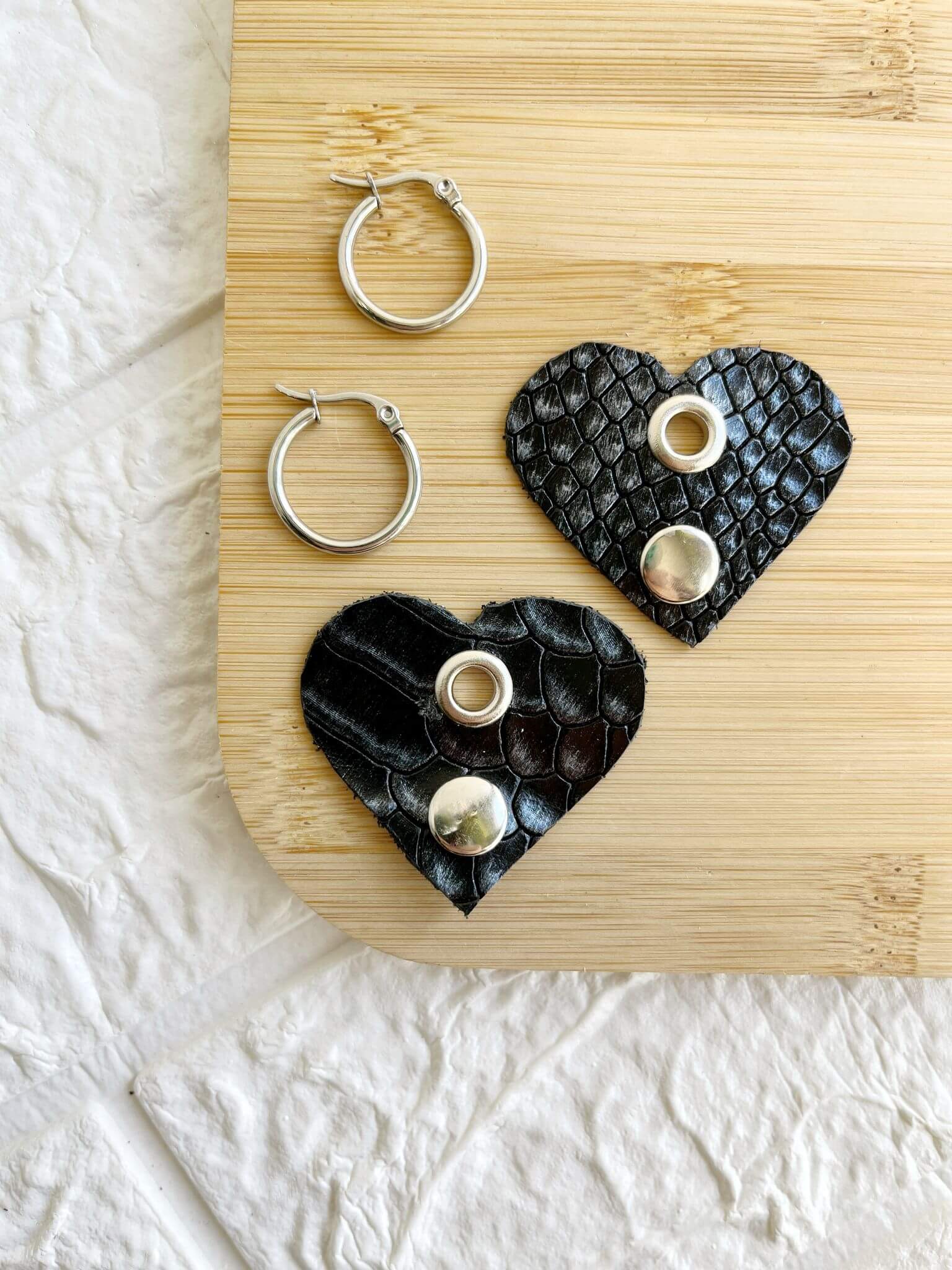 Dije de Caravana 100% Cuero con Tachas